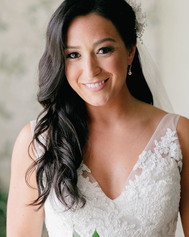 Still swooning over this bride&rsquo;s picture perfect Fall NJ wedding! Loved making her &ldquo;natural glam&rdquo; dreams come true 💄 Congrats Leticia + Mike!! 🥂 &bull;
&bull;
&bull;
&bull;
&bull;
#contouredbychrissy #makeup #mua #freelance #freel