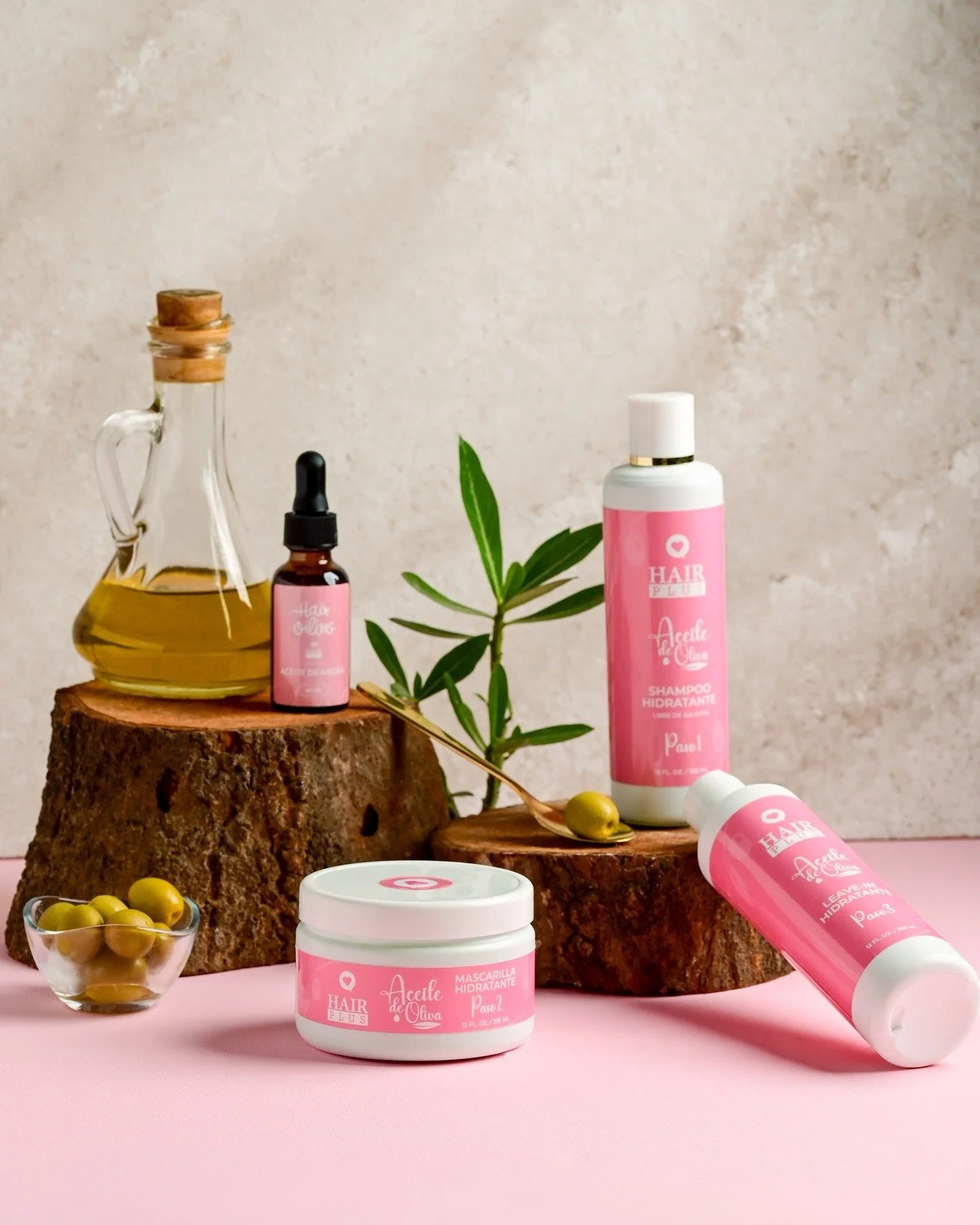 Nuestra L&iacute;nea Aceite de Oliva Hair Plus naci&oacute; para devolverle a tu melena toda la hidrataci&oacute;n, suavidad y brillo que el d&iacute;a a d&iacute;a le roba 🌿💧

Cada gota est&aacute; inspirada en la pureza del aceite de oliva, un te