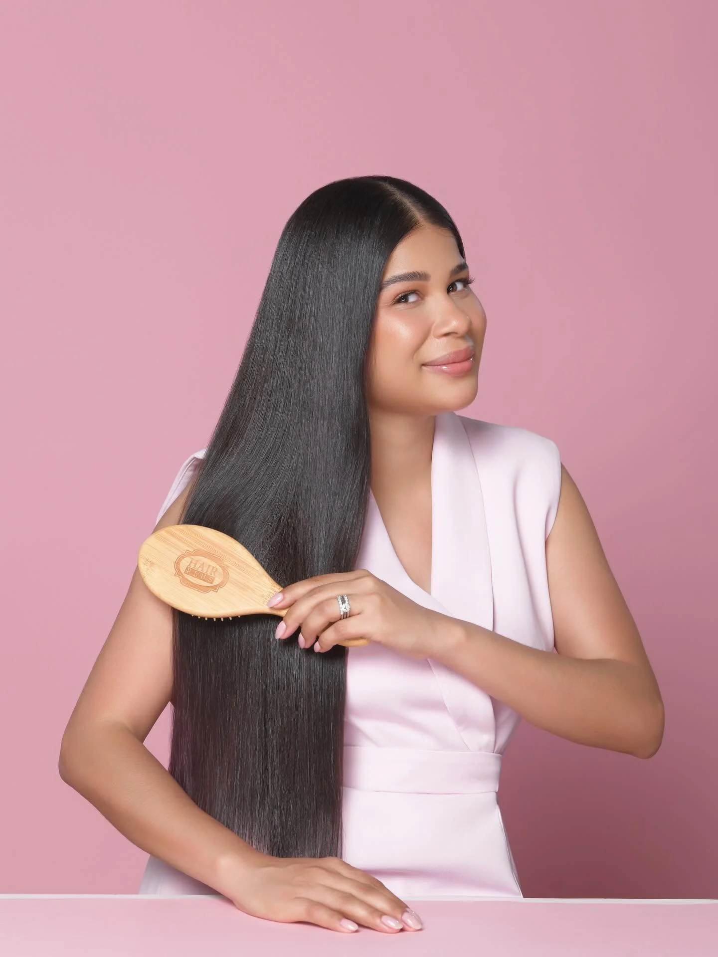C&oacute;mo peinas tu cabello tambi&eacute;n importa ✨

Hazlo con suavidad y acompa&ntilde;a tu rutina con herramientas que cuiden cada hebra 💗

Nuestro cepillo de bamb&uacute; ayuda a reducir el frizz y aportar brillo ✨