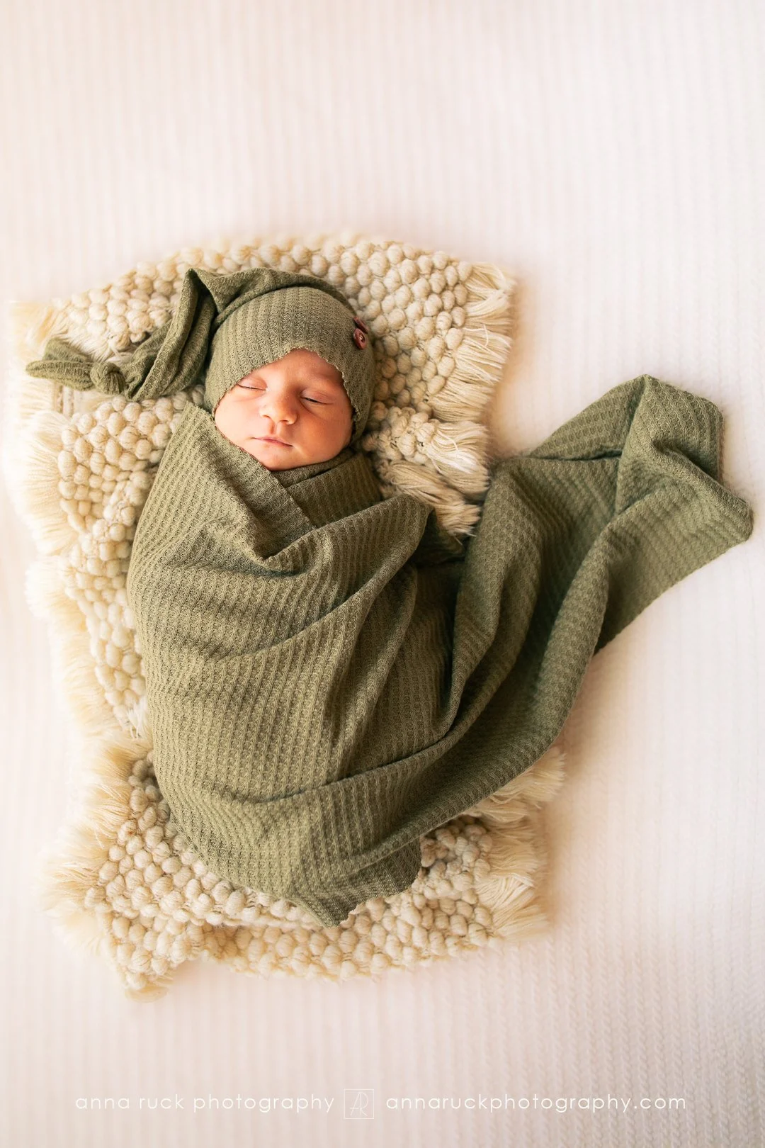 Oliver_newborn photos_watermarked-31.jpg