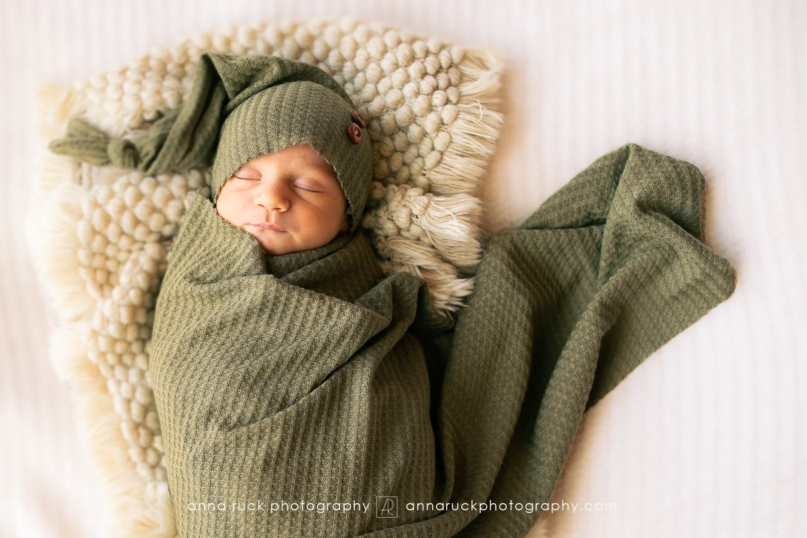 Oliver_newborn photos_watermarked-32.jpg