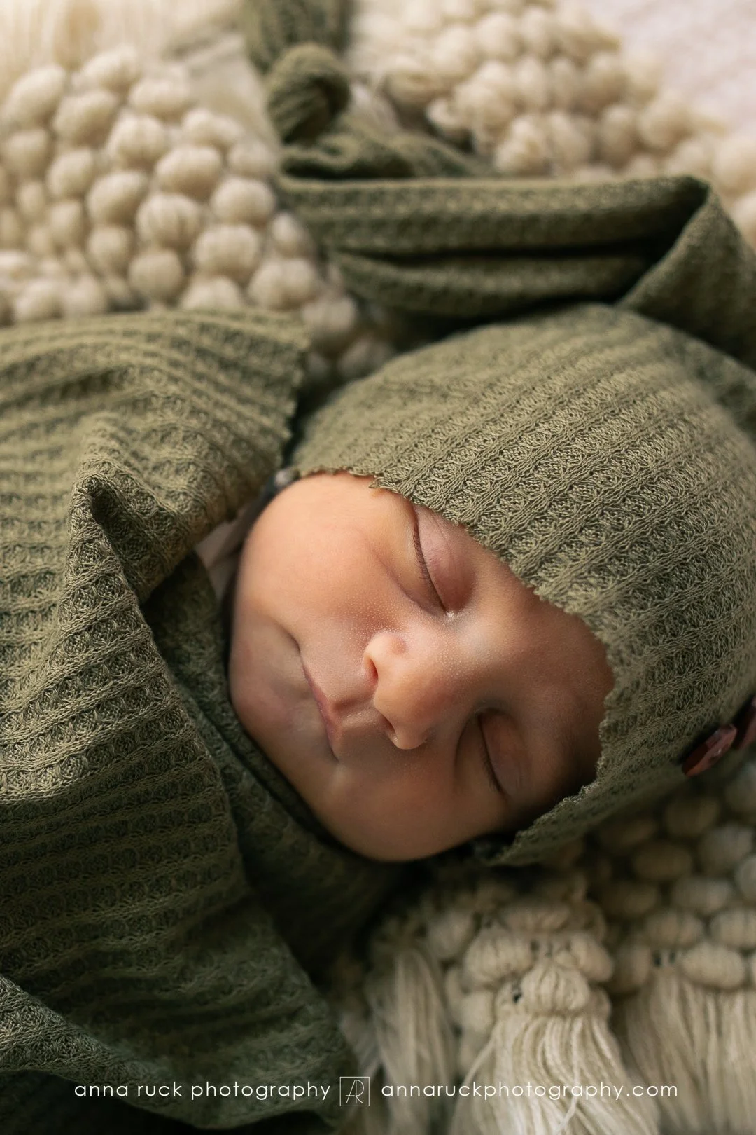 Oliver_newborn photos_watermarked-33.jpg