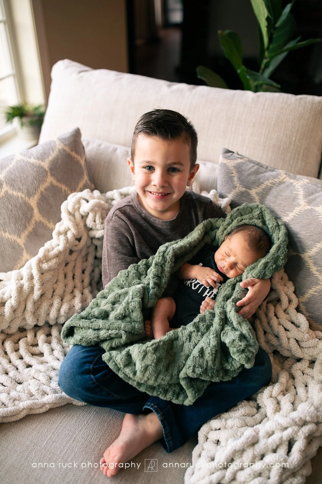 Oliver_newborn photos_watermarked-48.jpg