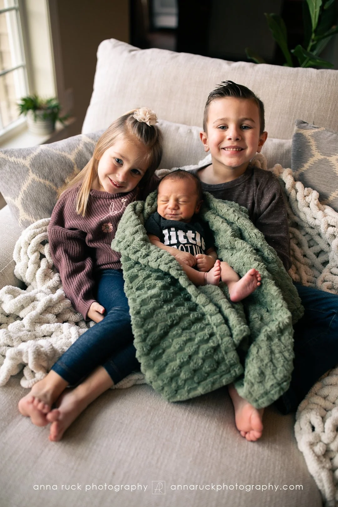 Oliver_newborn photos_watermarked-55.jpg