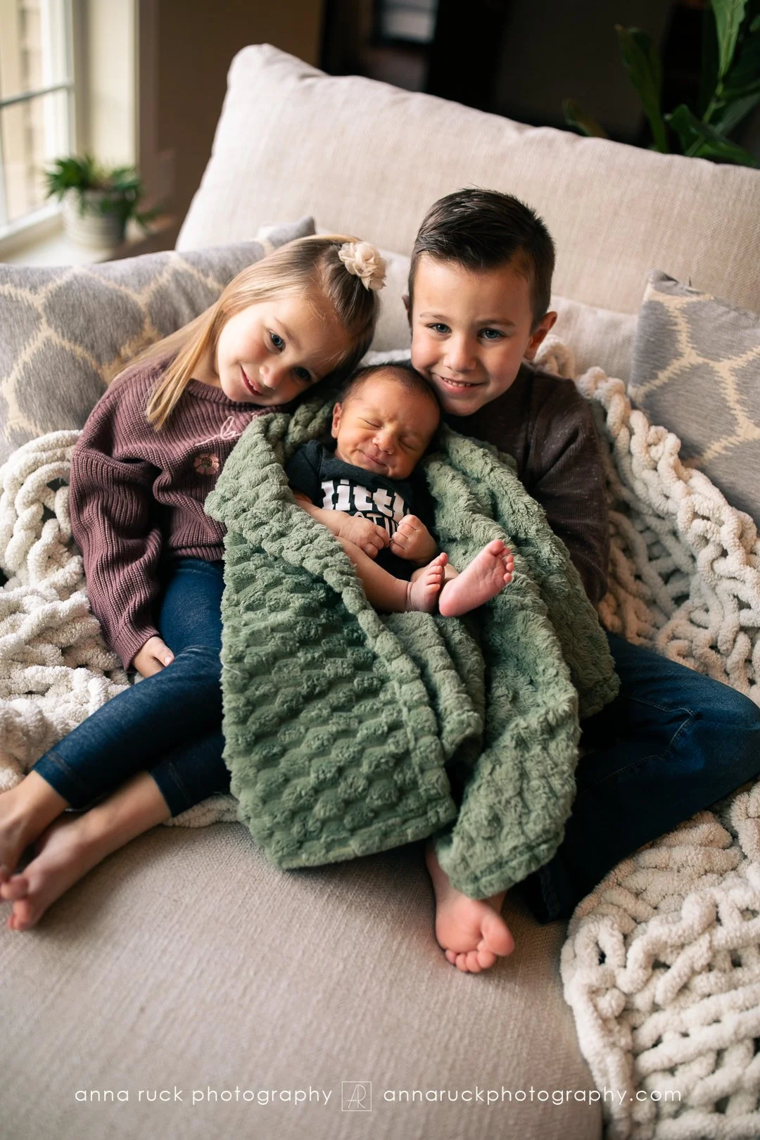 Oliver_newborn photos_watermarked-57.jpg