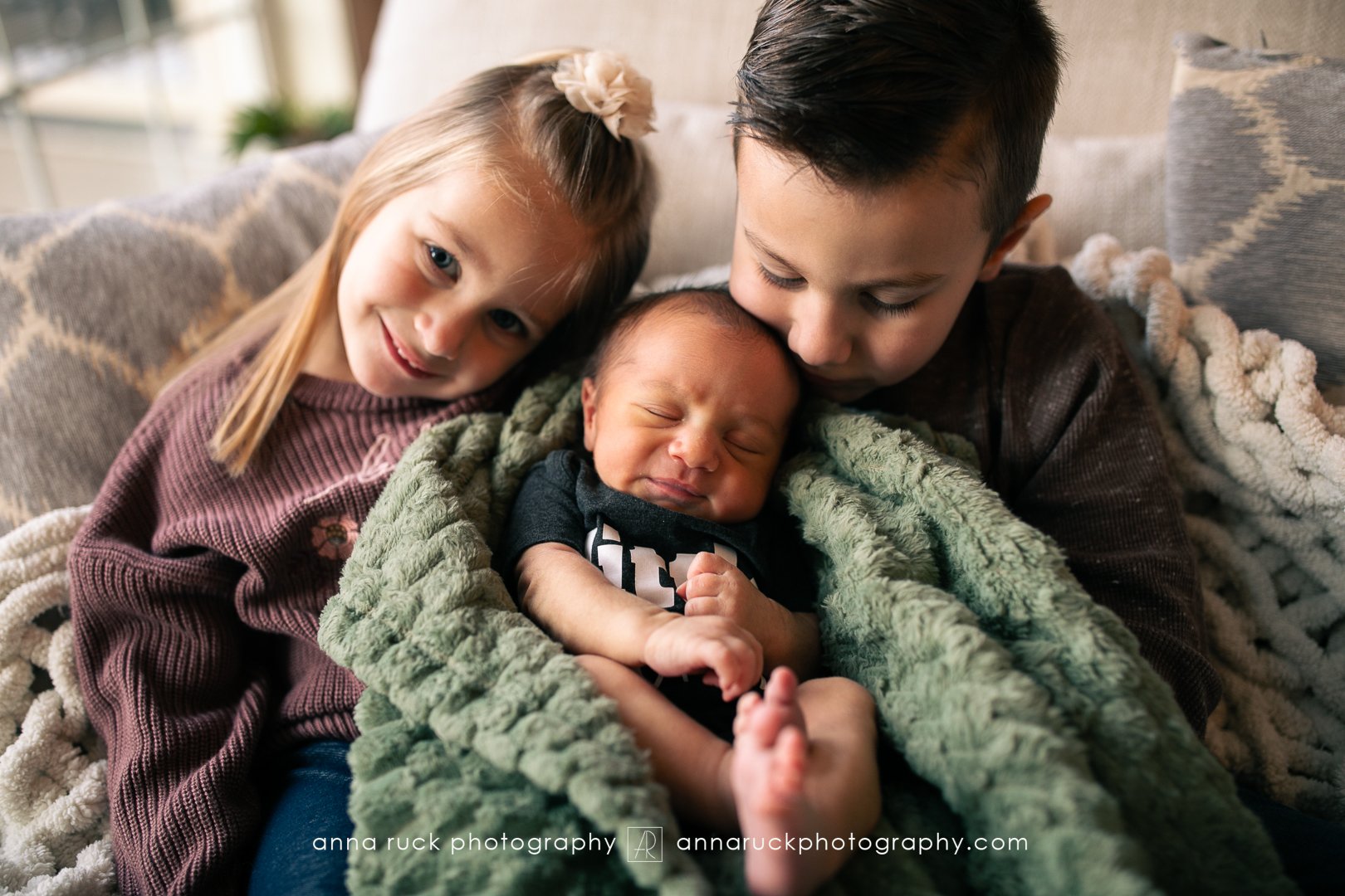 Oliver_newborn photos_watermarked-58.jpg