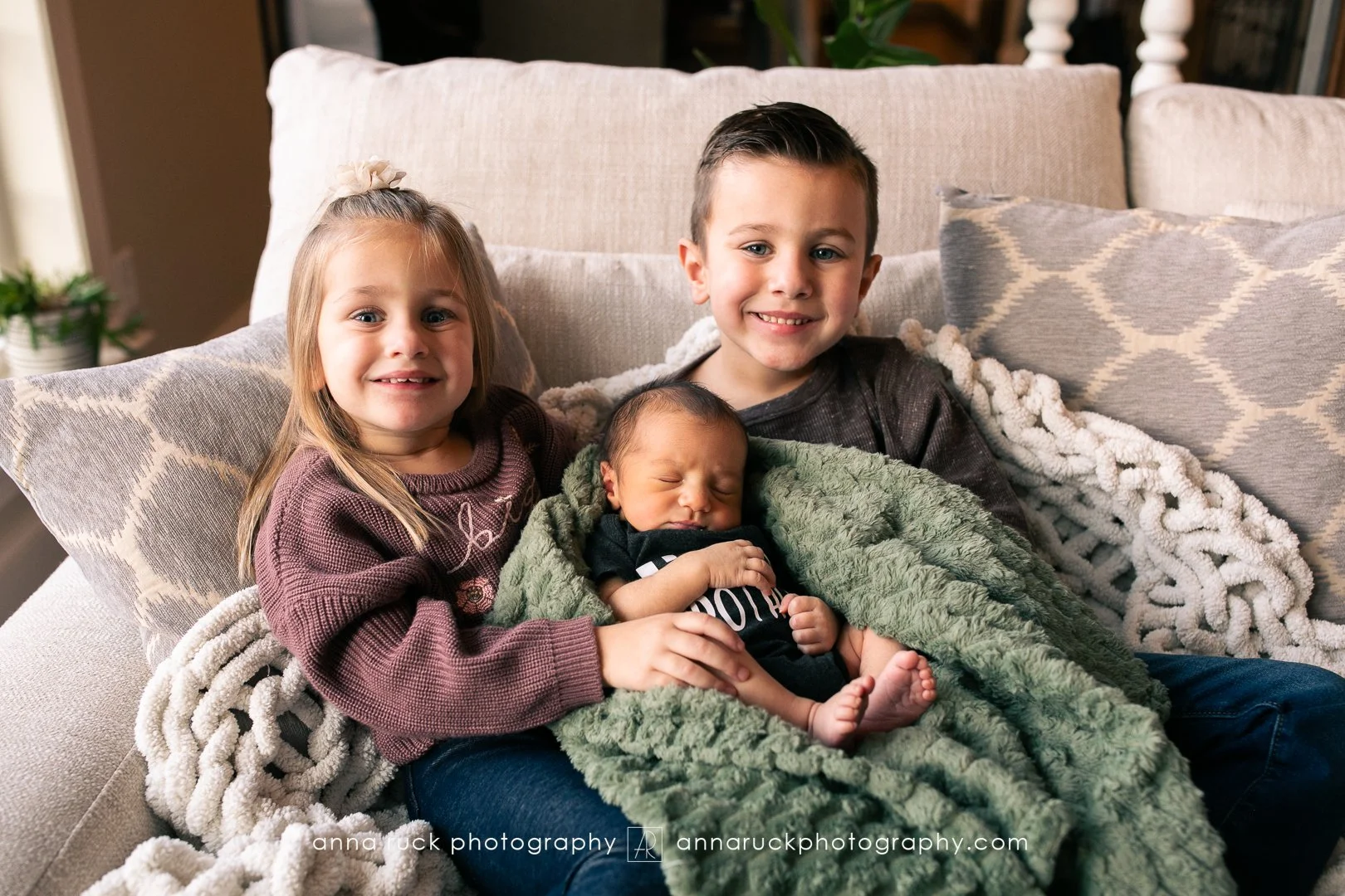 Oliver_newborn photos_watermarked-66.jpg