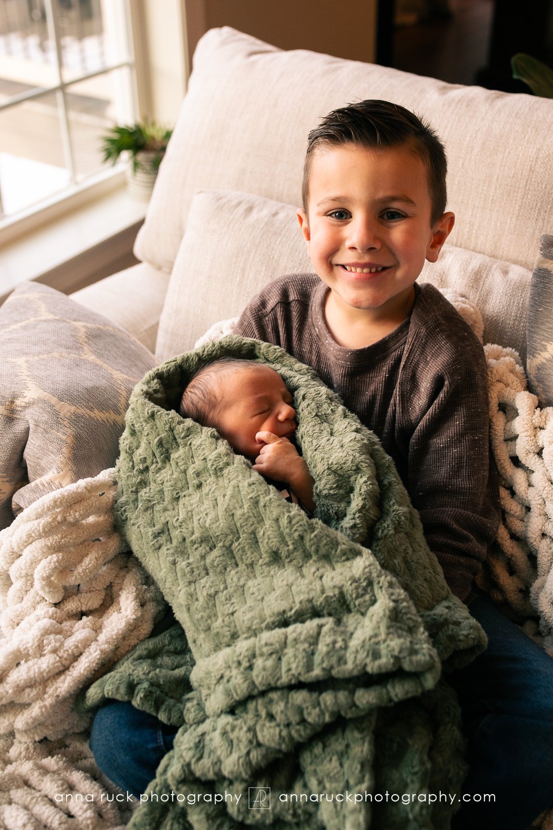 Oliver_newborn photos_watermarked-86.jpg