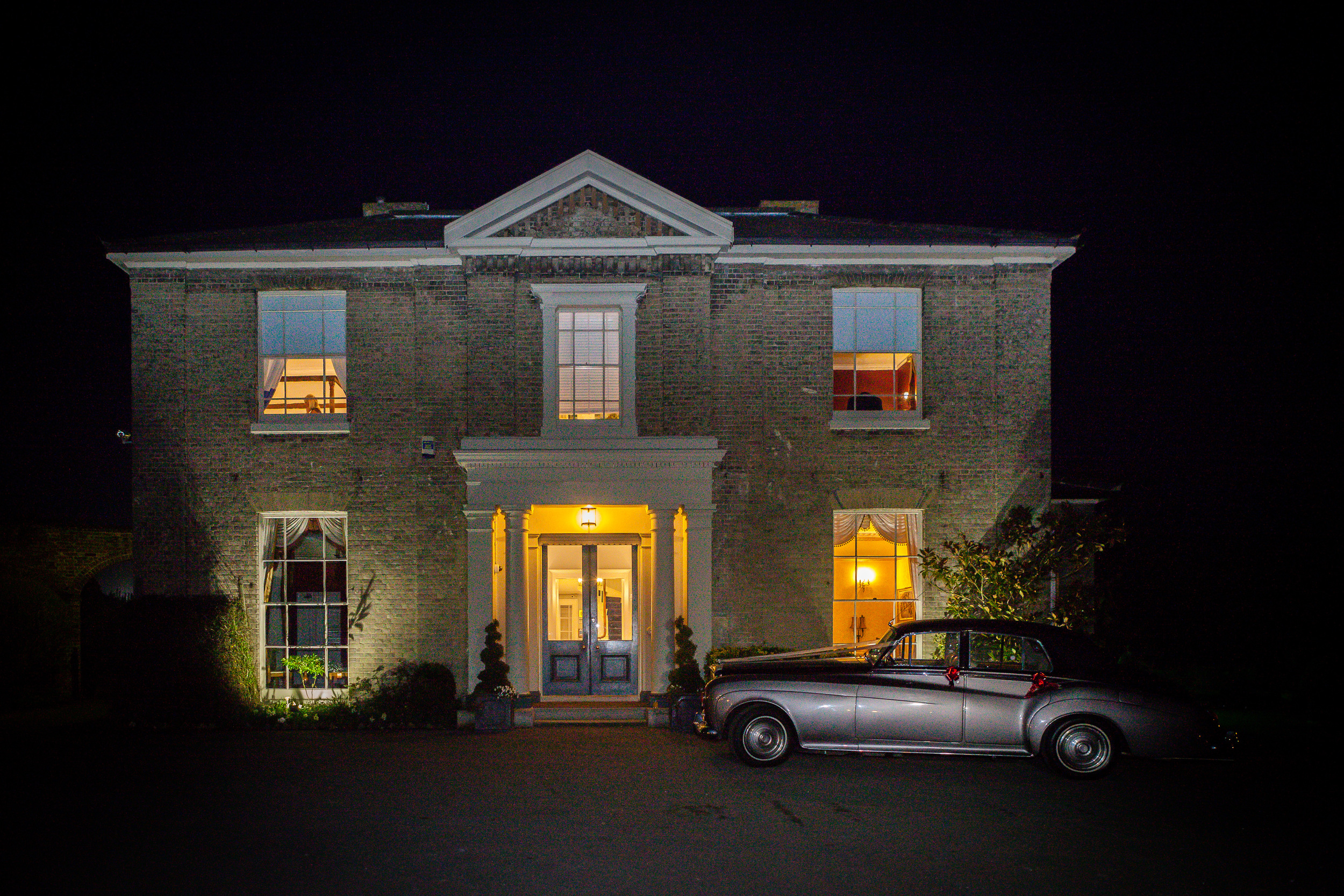 Low light? Not a problem with the 50mm 1.8 - we can still get some atmospheric shots of your wedding venue. 