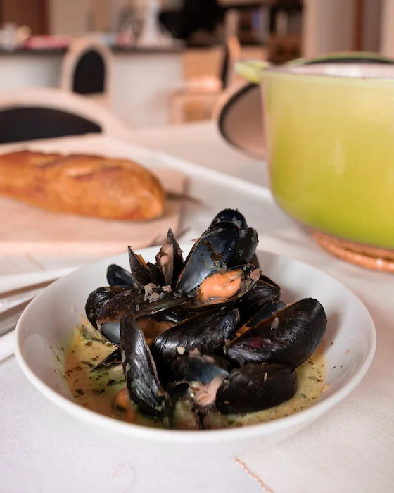 how to cook mussels - fresh mussels in white wine sauce