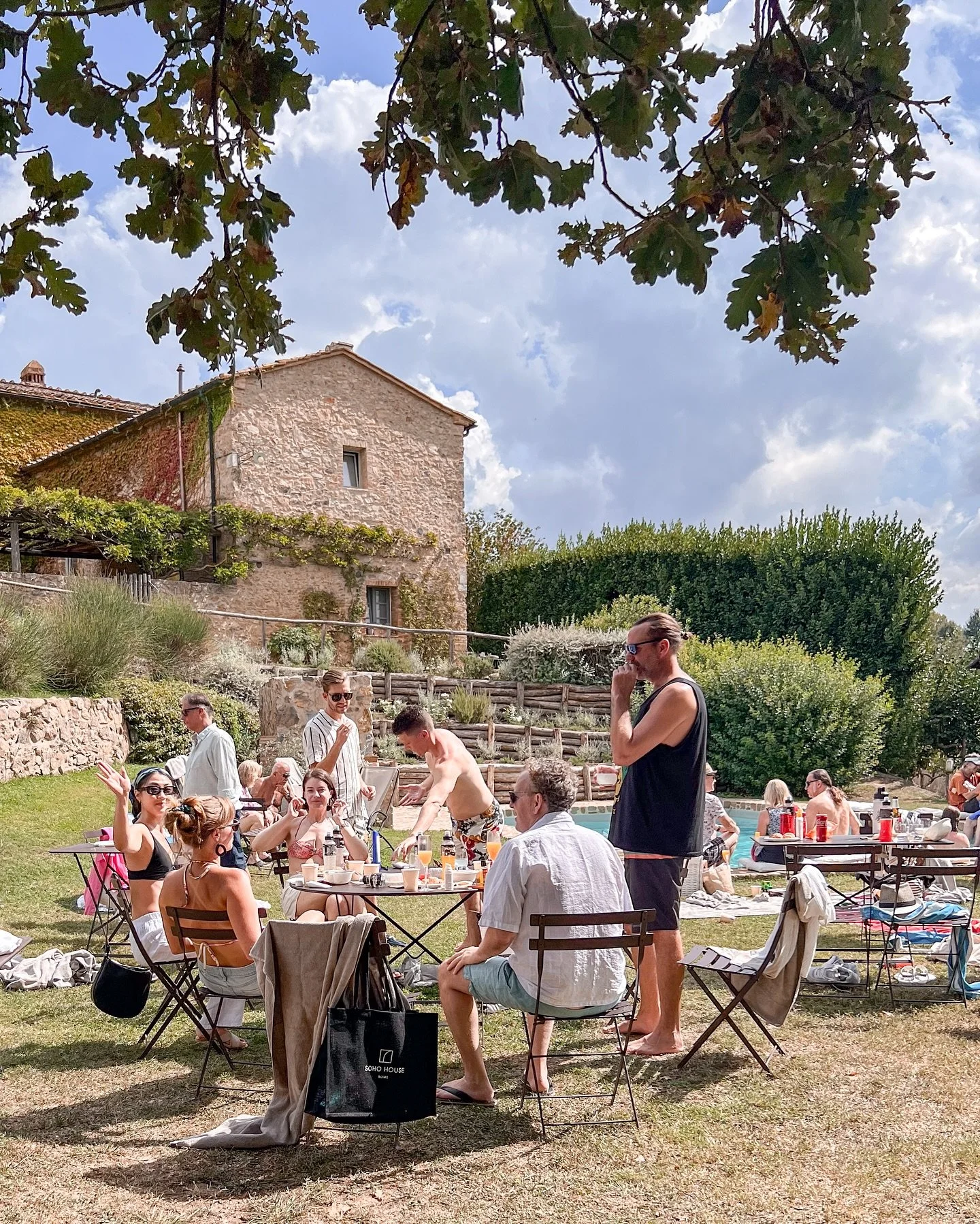 TBT to my post Italian wedding pool party! 👰🏼&zwj;♀️🤵🏼&zwj;♂️

If you are thinking about planning a destination wedding in Italy or elsewhere, you should check out my wedding planning + wedding vlog for tips and inspiration! 

🔗Comment &lsquo;Li
