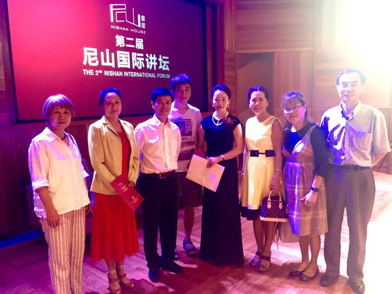 (美中作协理事会成员与本次活动的主办人和主持人乌兰女士合影留念。)