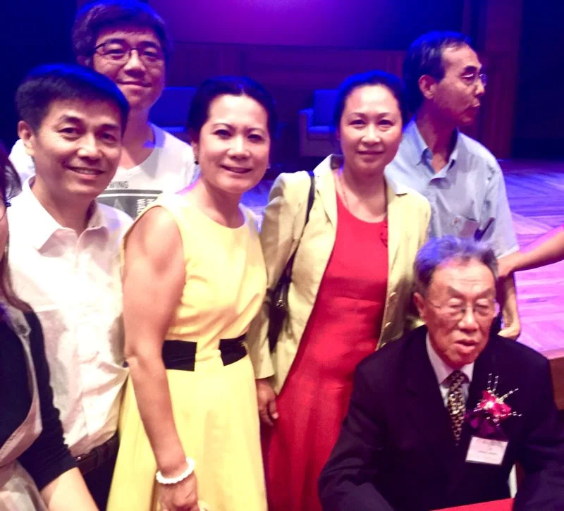 (美中理事会的部分成员与王蒙老师合影留念。美中作协拍摄)