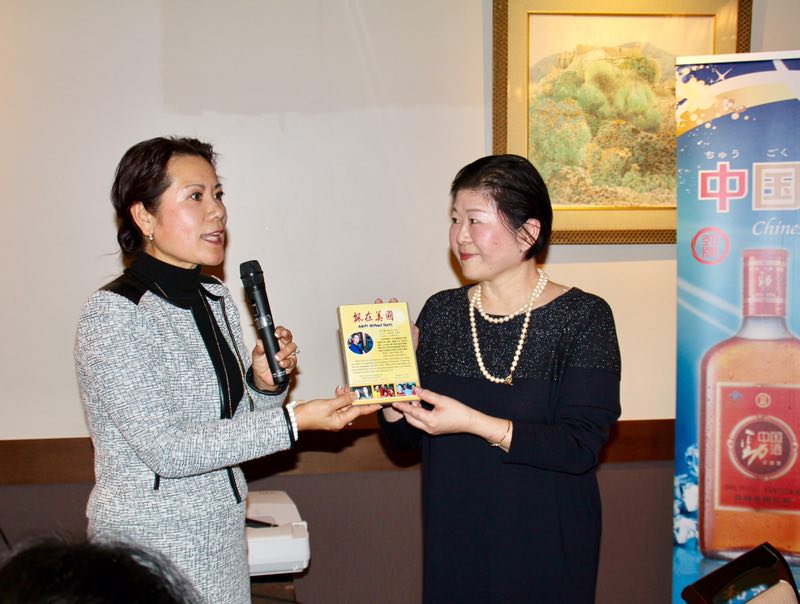 (李岘向华纯会长赠送一套《飘在美国》的DVD)