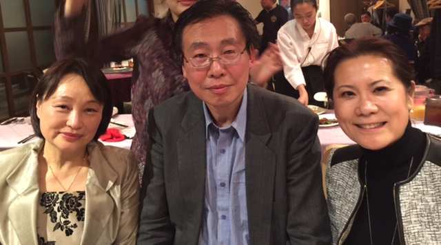 (左1是日华笔会事务局局长、诗人弥生女士;左2是笔会资深会员刘迪教授)