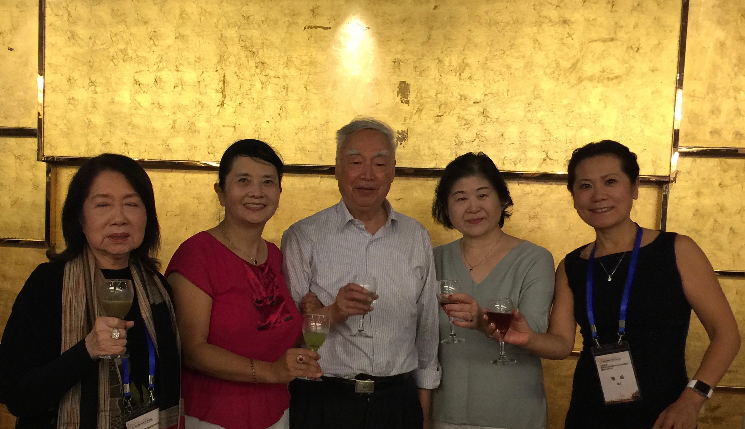 左起:泰国华文作协会长梦莉、纽约美华文艺之友联谊会会长周励、世界华文文学联盟名誉会长、中国作家协会名誉副主席张炯、日本华文文学笔会前会长华纯、美国中文作协主席李岘。