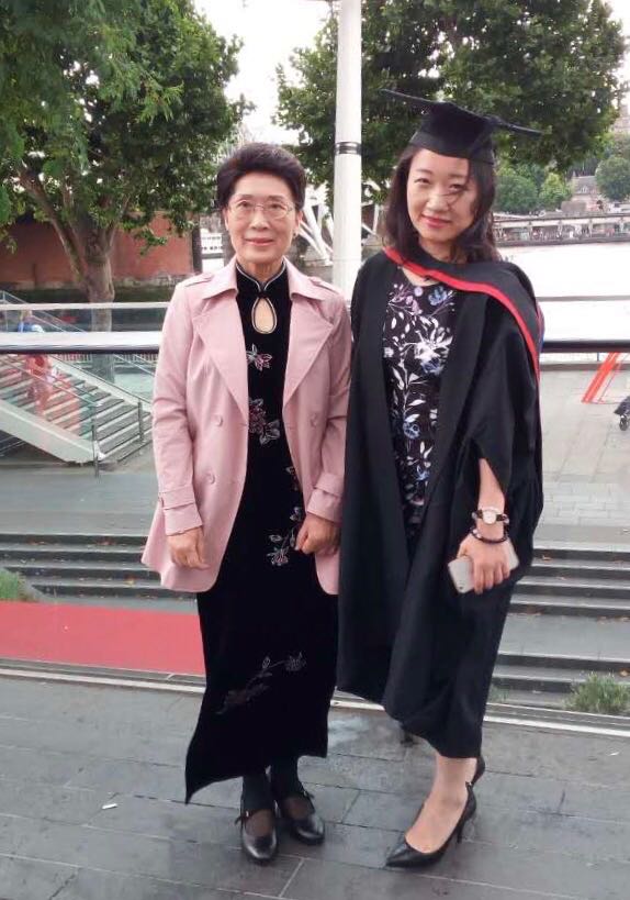 参加女儿毕业典礼留影.jpg