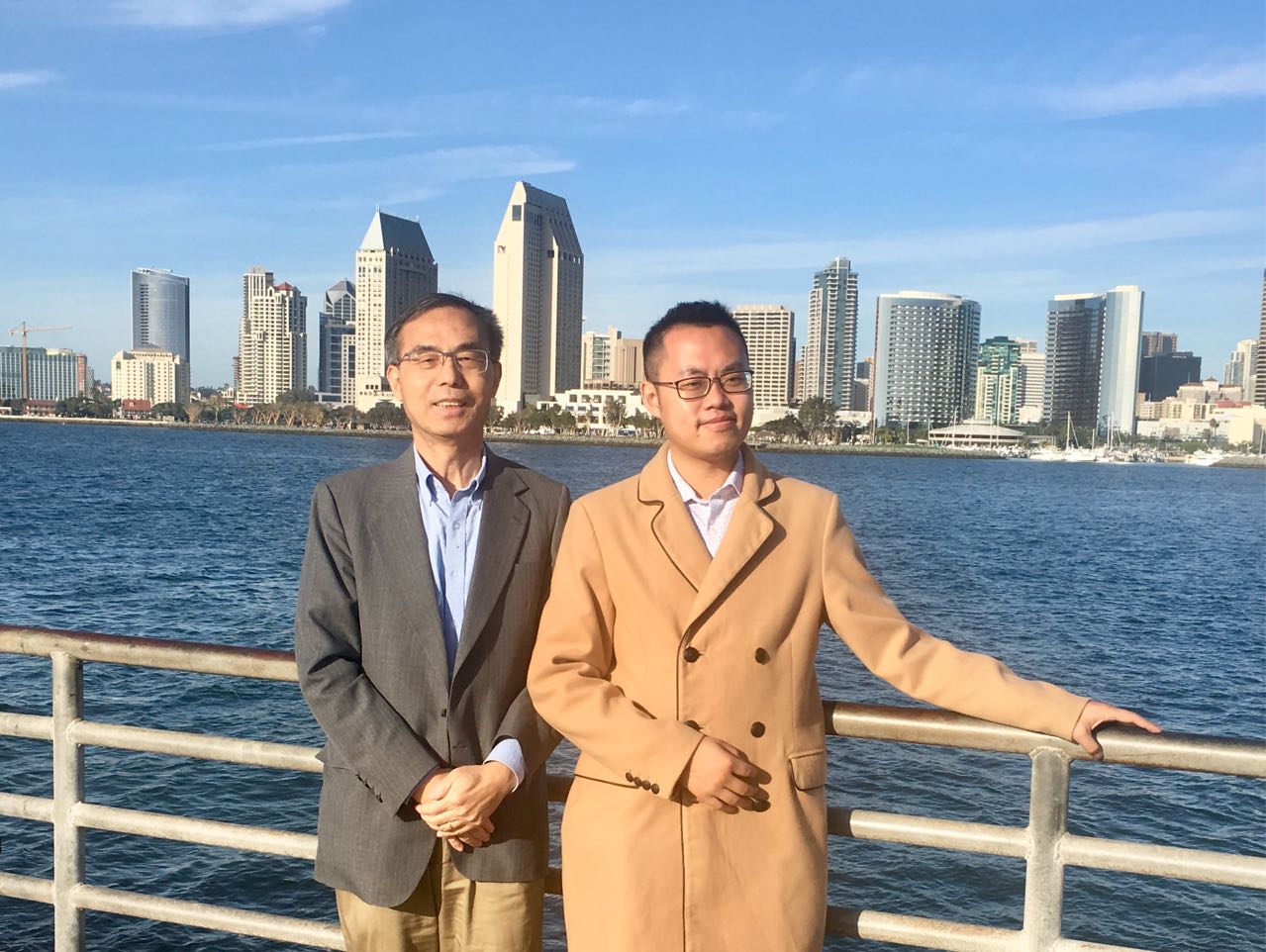 作协副主席何绍义博士与旧金山永久会员葛航松于圣地亚哥市中心合影留念