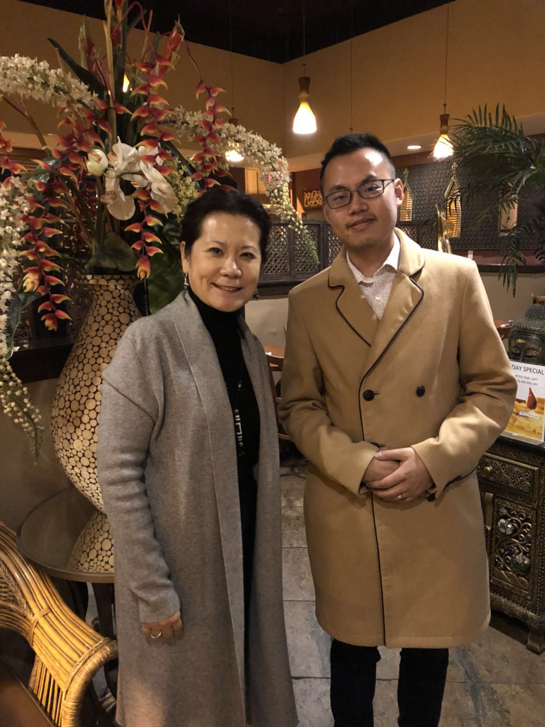 作协主席李岘博士与旧金山永久会员葛航松于圣地亚哥泰国餐馆合影留念