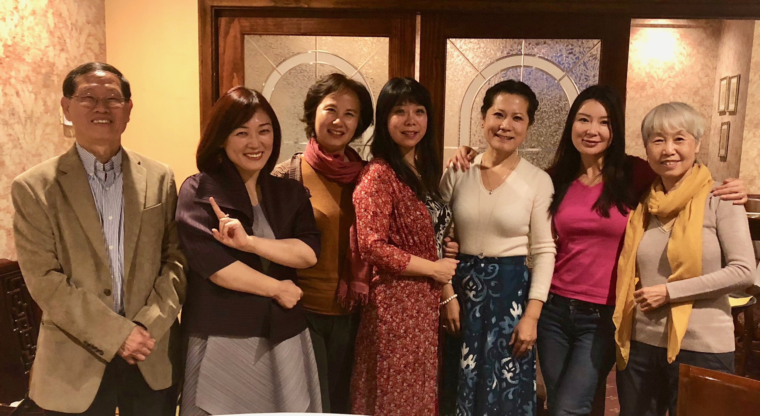 右起:秘书长赵燕冬、主播李宜璇(璇子)、主席李岘、主播陆青(远方)、主播郭炆艳(炆艳)、主编李丹(蓝山)、财务长谭瑞钦