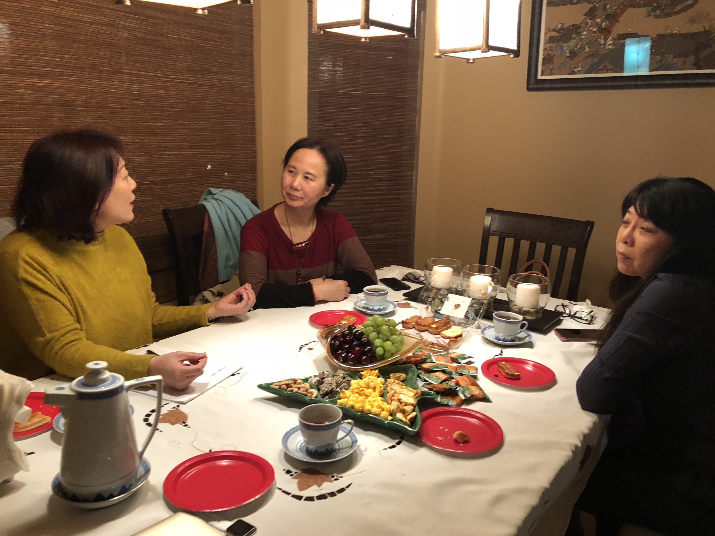 左起:主编李丹(蓝山)、主播郭炆艳(炆艳)和陆青(远方)