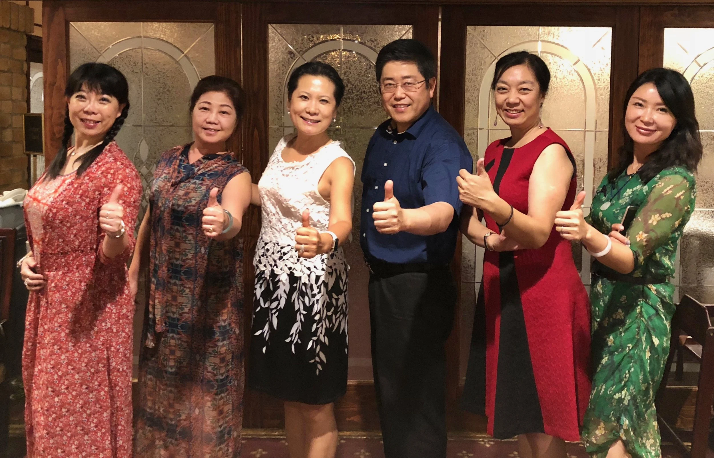 左起:主播远方、主播崔萍、主编木子、主播浩瀚大海、主播雅奇、主播璇子