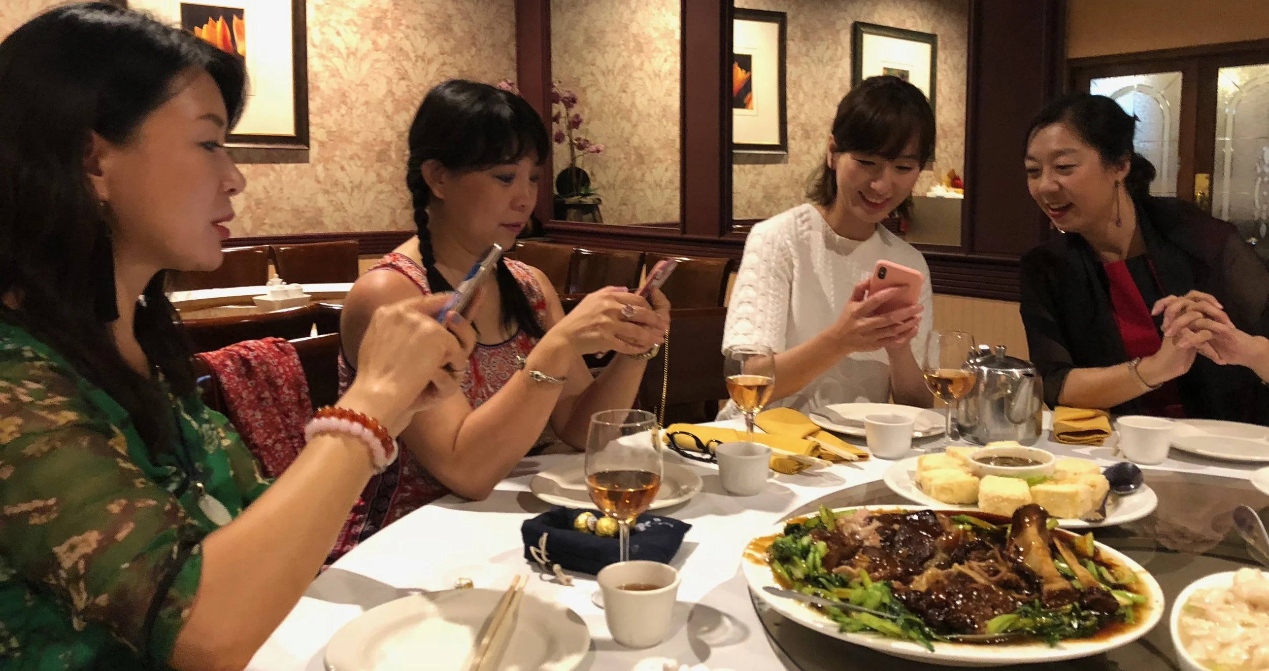 8月16日餐会上大家切磋技术。左起:主播璇子、主播远方、外联理事节冰、主播雅奇