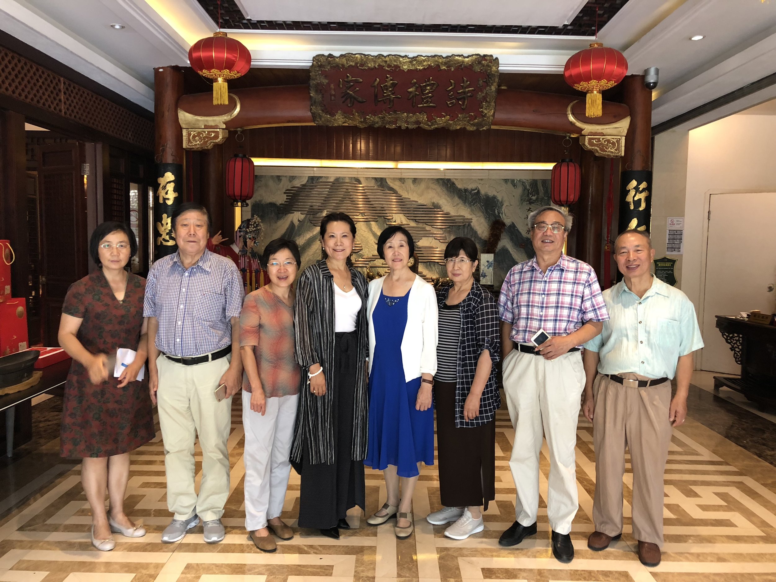 (图片左起:杨新岚、李占恒、范卓英、李岘、张雅文、胡玉萍、李炳银、马成翼)