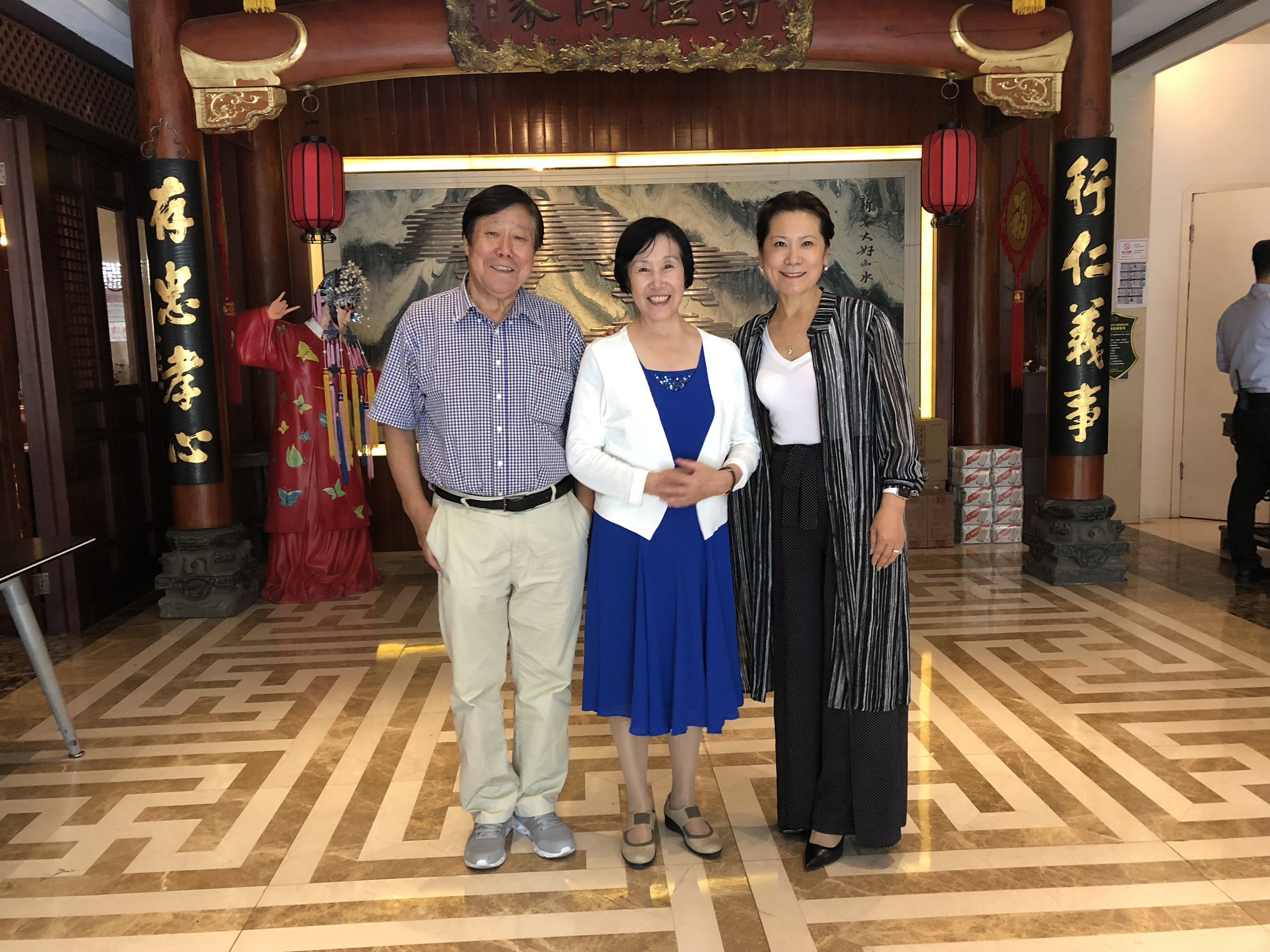 (图片左起:美中作协顾问李占恒、荣誉主席张雅文、作协主席李岘)