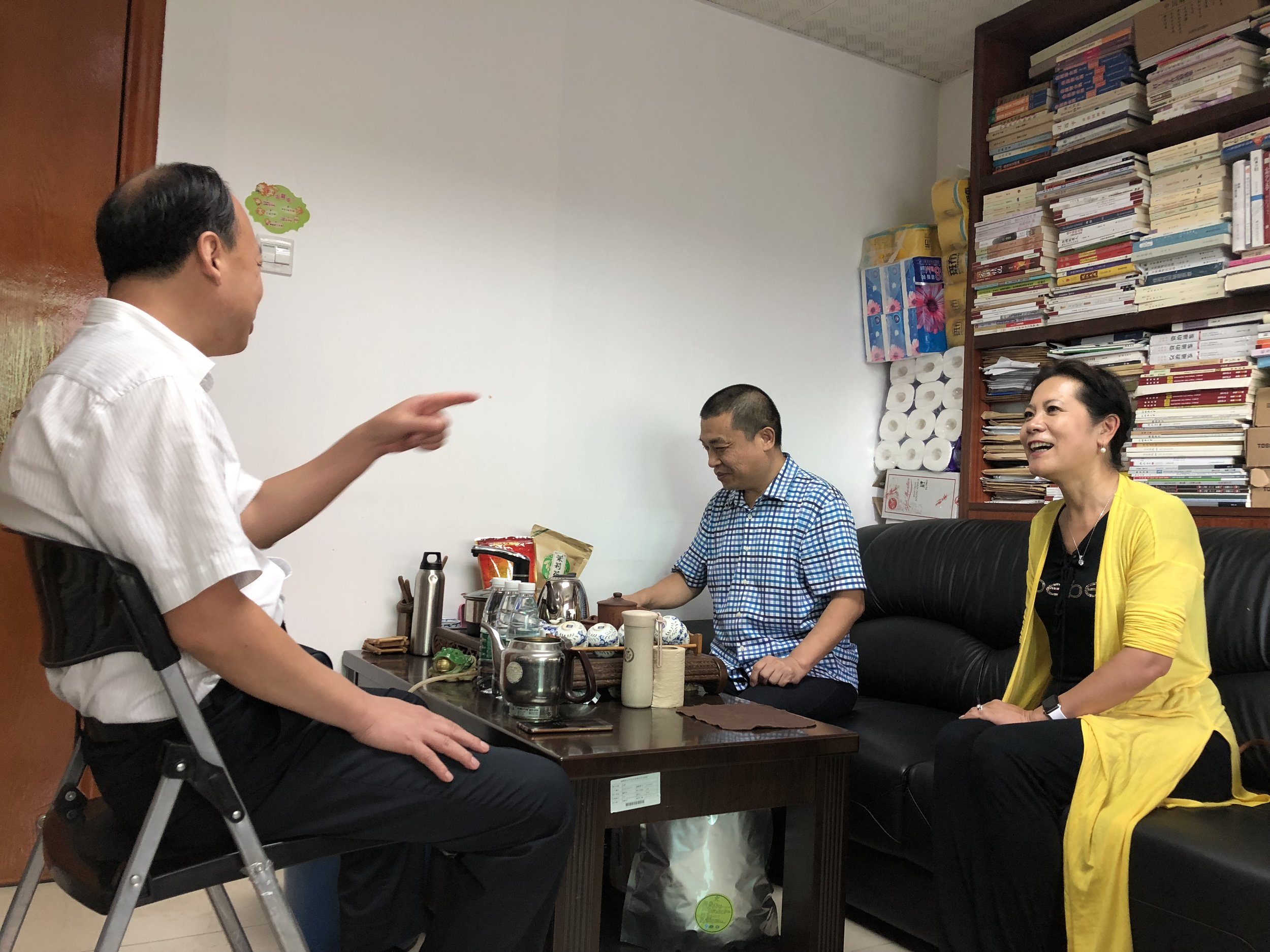 (图片:李岘与两位文联主席畅谈合作前景)