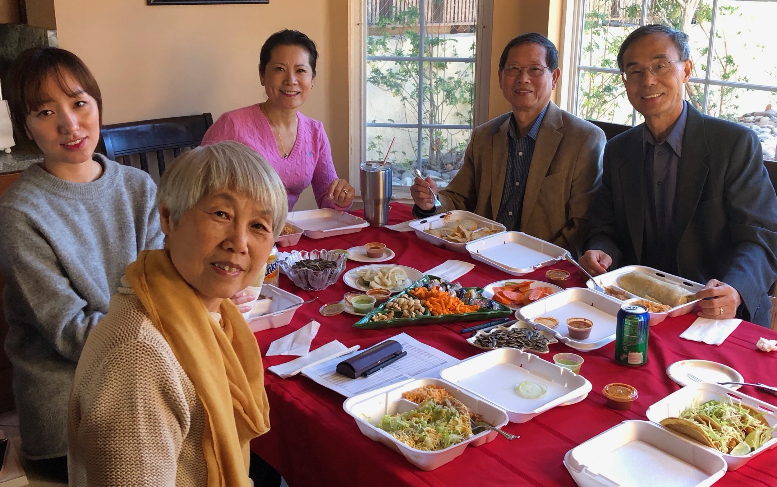 照片右起:副主席何绍义、财务长谭瑞钦、主席李岘、外联理事节冰、秘书长赵燕冬