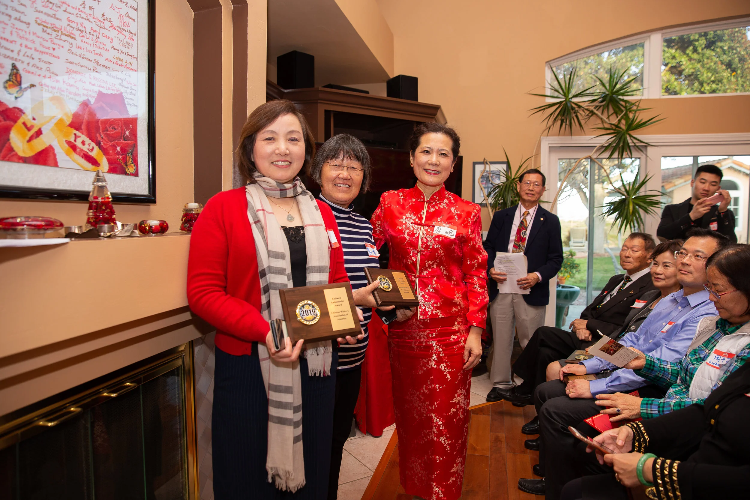 主席李岘为华美银行圣地亚哥分行副总裁杨霞(左一)及《华人》传媒集团总裁马平(左二)颁发了文化使者奖。