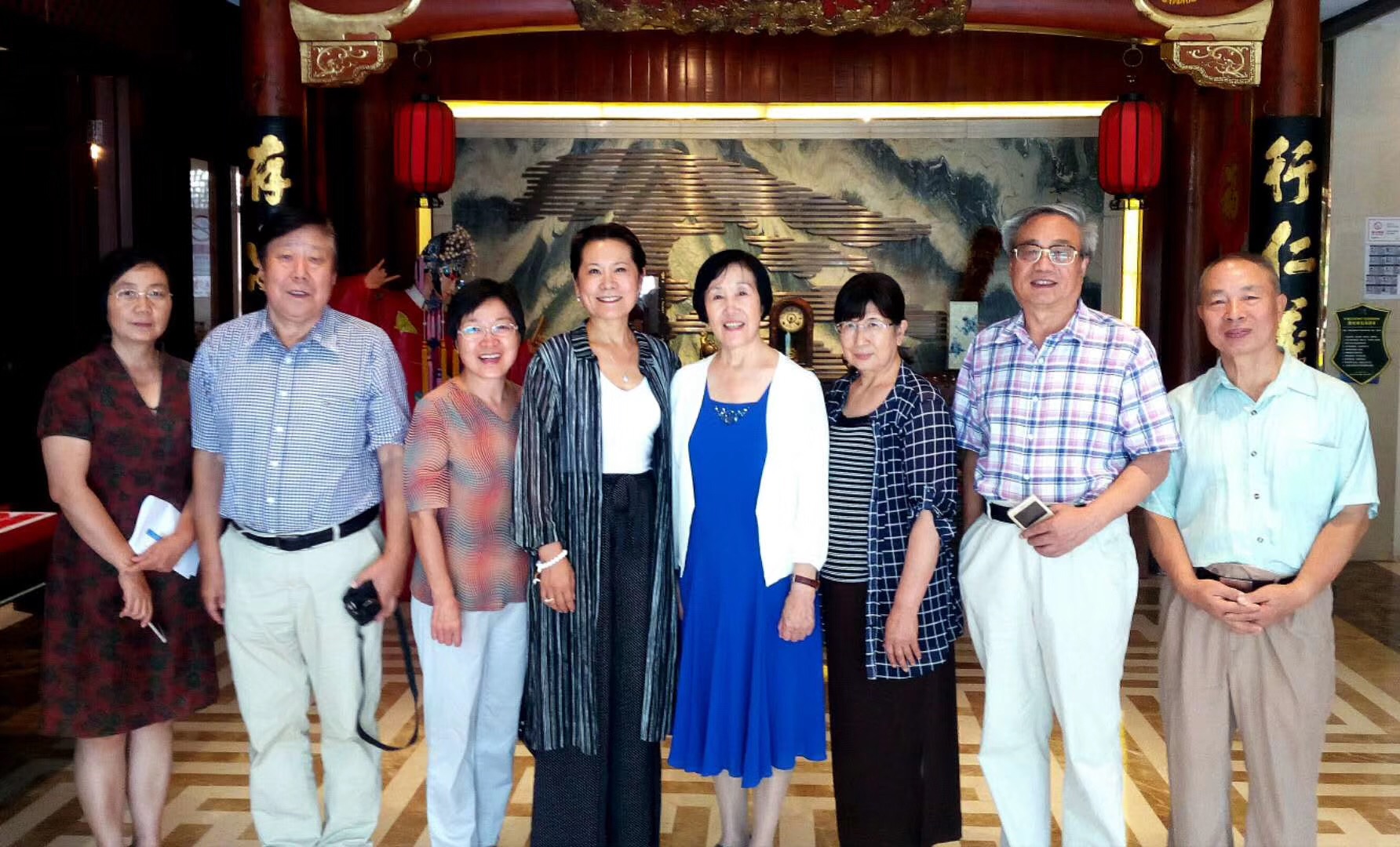 李岘(左起四)在北京与作协荣誉主席张雅文(左起五)及文学界知名人士合影