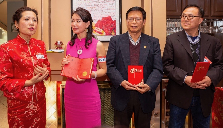 主席李岘为三位2019年加入作协永久会员(左起)李宜璇、廖中强、强颂锦颁发了荣誉证书。