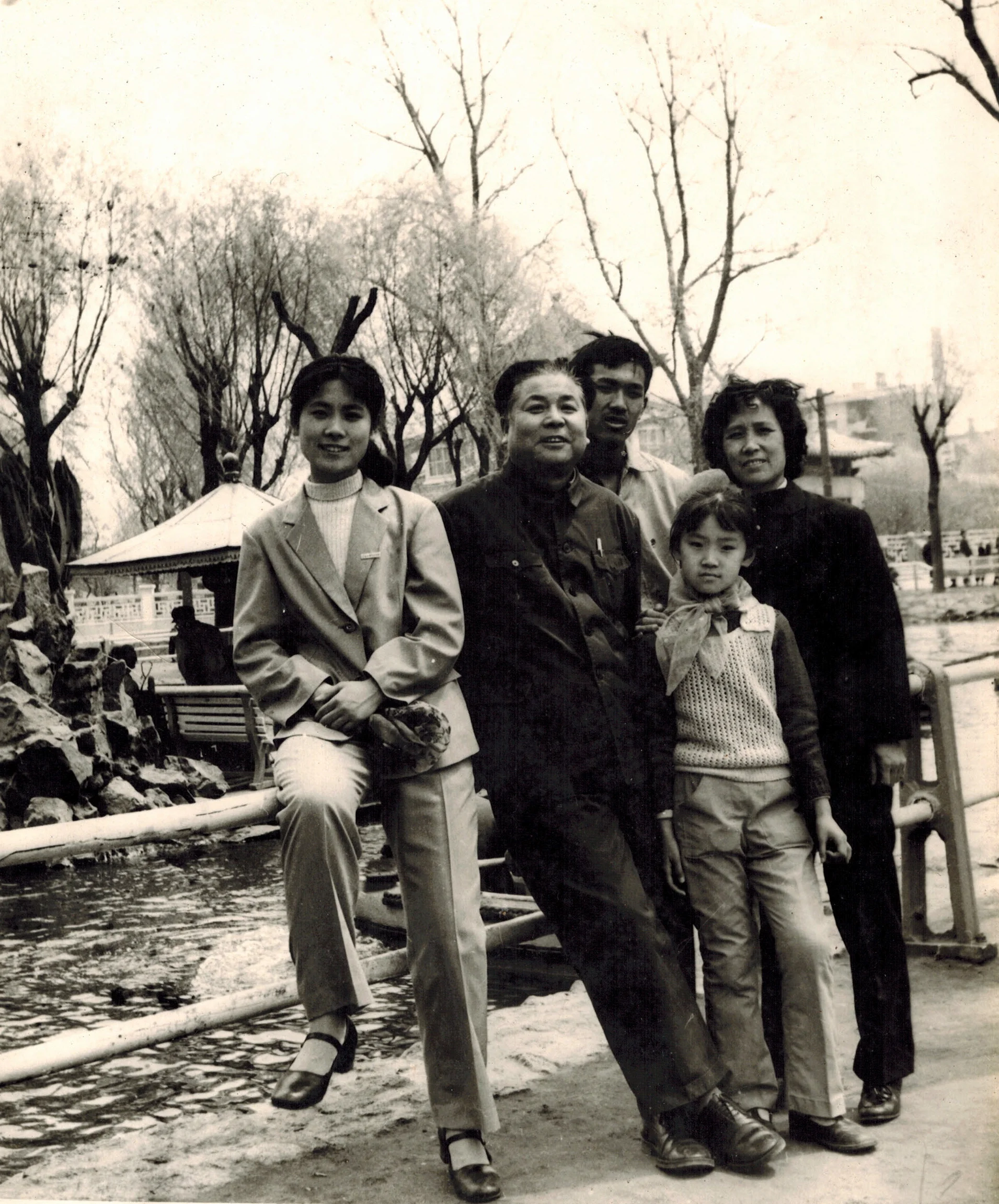 (1980年全家在哈尔滨合照)