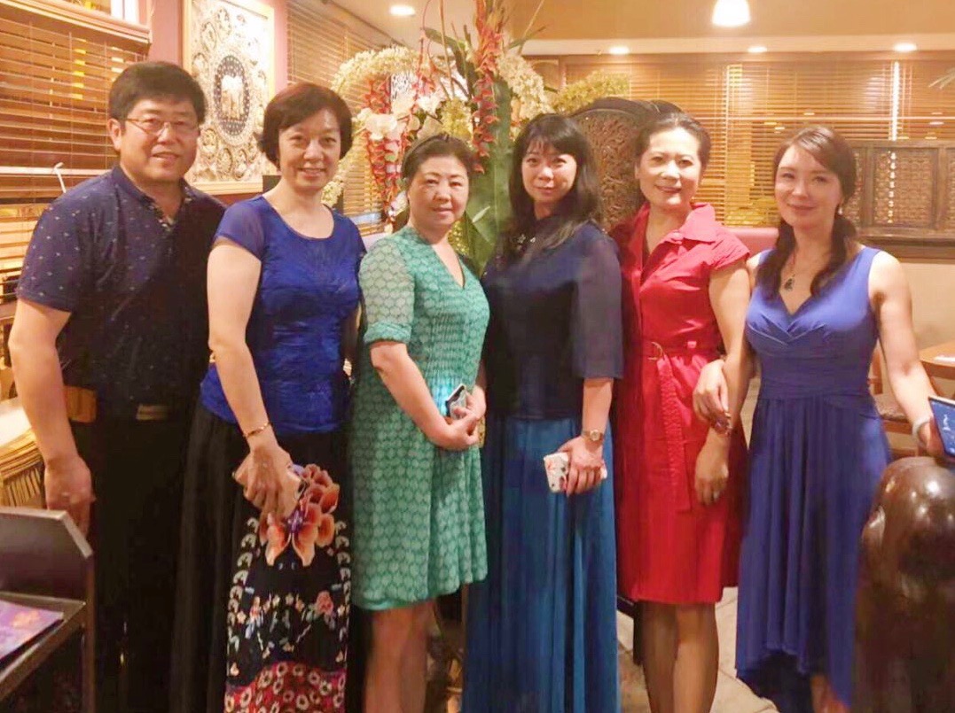 左起:作协主播浩瀚大海(金浩然)、雅奇(白奇平)、崔萍、远方(陆青)、主编木子(李岘)和作协主播璇子(李宜璇)