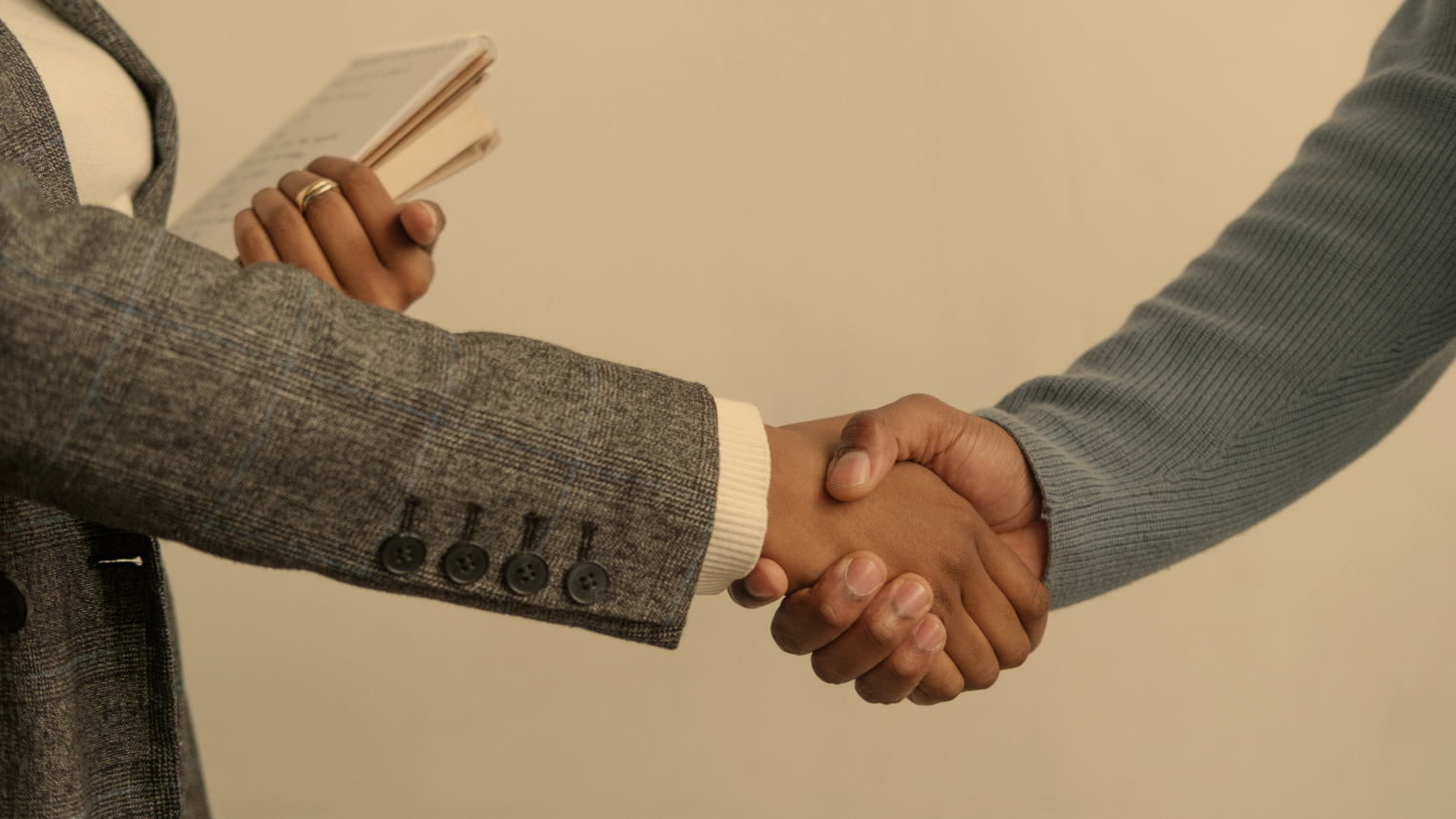 Cnava - male female diverse shaking hands.png