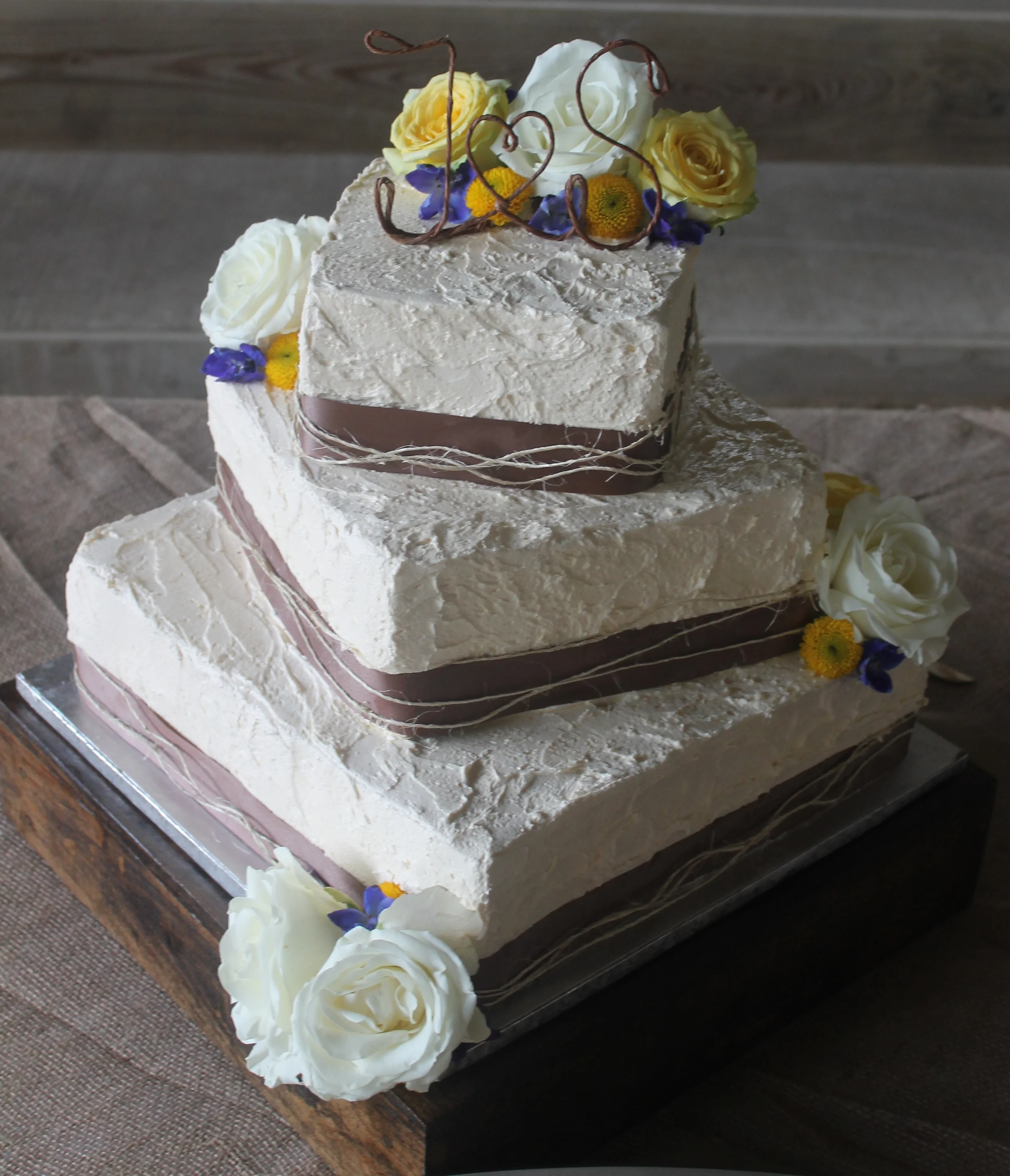 Rustic theme wedding cake