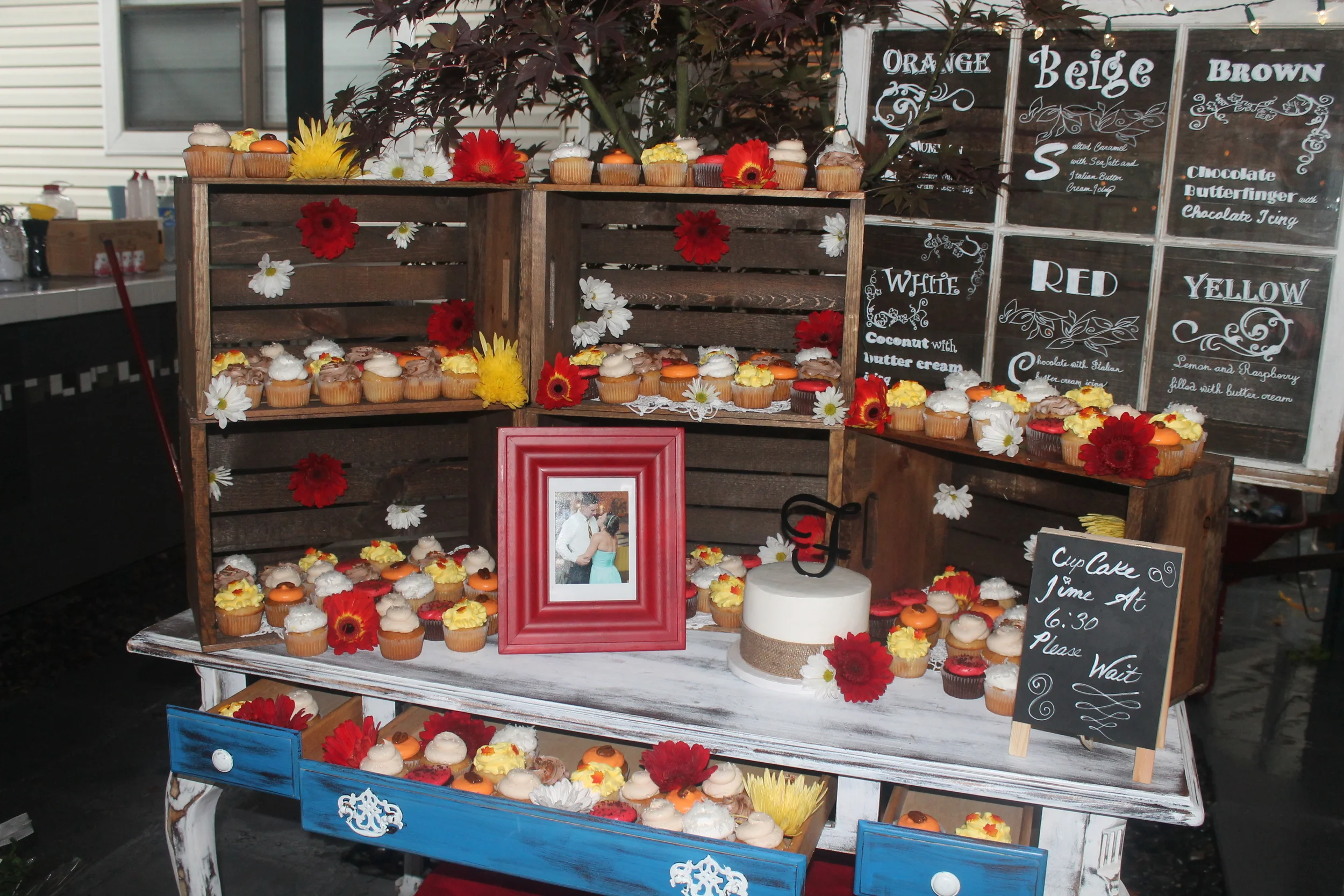 Rustic theme cupcake display