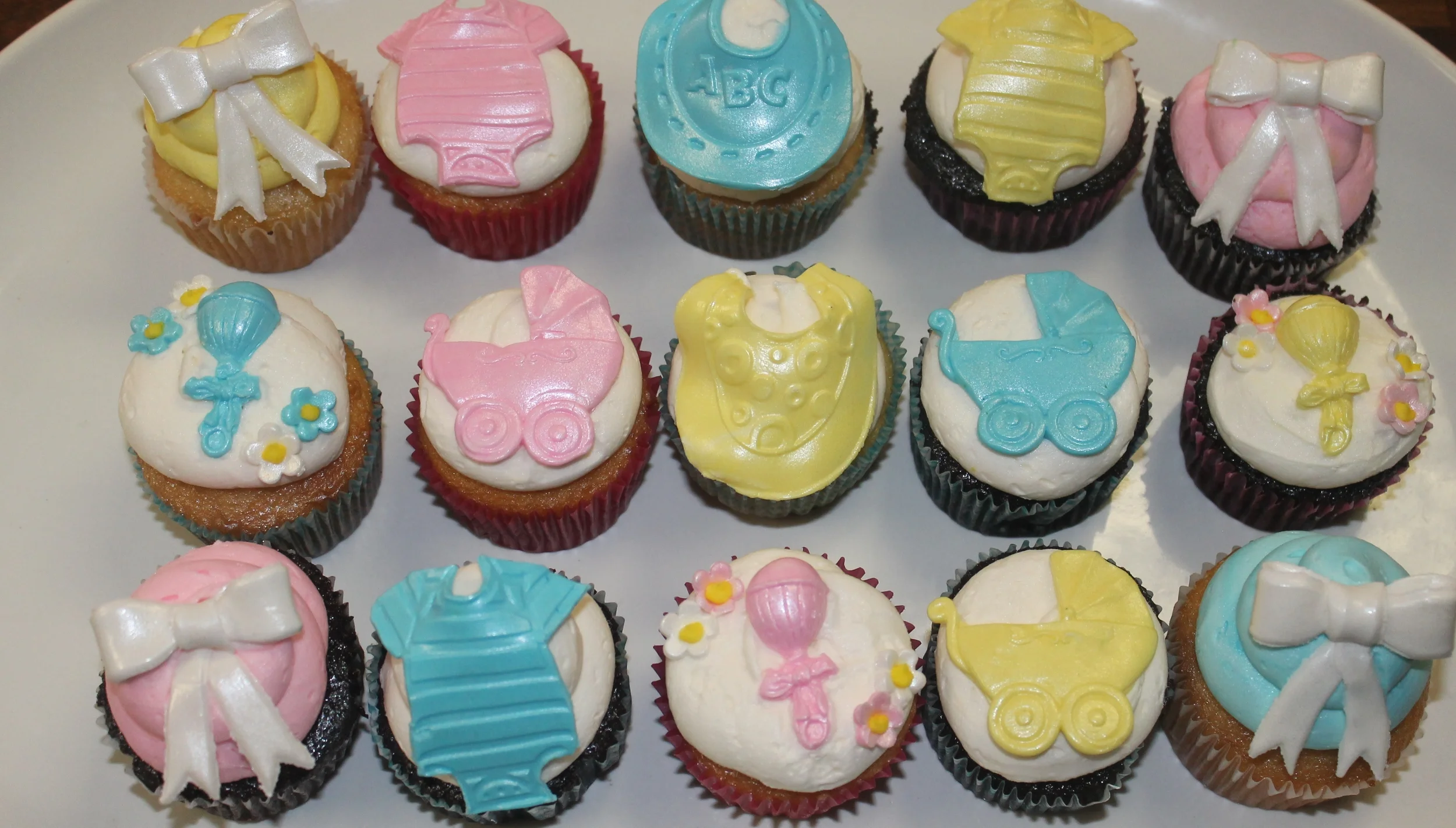 Baby shower cupcakes