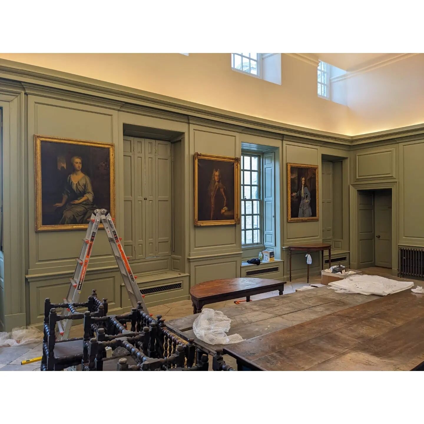 A highlight from 2023:
Installation of a collection of oil portraits in stately home renovation, with one of the largest being over 3m tall.

#hangmyart #artinstallers #picturehangers #hangingart #artinstallation #artinstaller #picturehanger #gallery