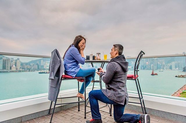 🇻🇳🇺🇸[#SurpriseProposal] Janet &amp; Tuan // San Francisco

On their second day in Hong Kong, Tuan took Janet to the hotel bar to have some light food and to enjoy the scenery before dinner - something that they always do during travel so she didn