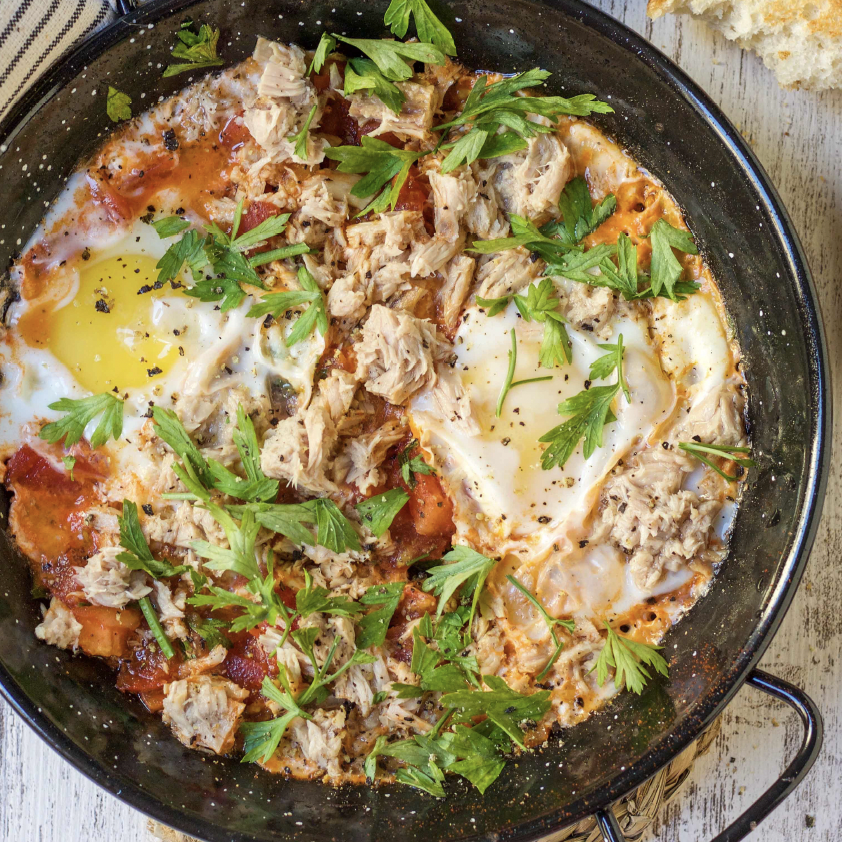 EGGS FRIED ON TOMATOES WITH TUNA