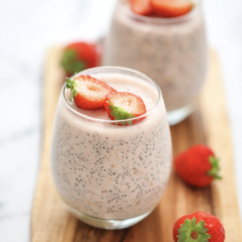 STRAWBERRY AND VANILLA OVERNIGHT OATS