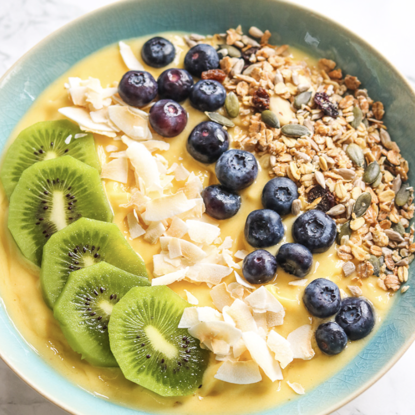 TROPICAL BREAKFAST SMOOTHIE BOWL