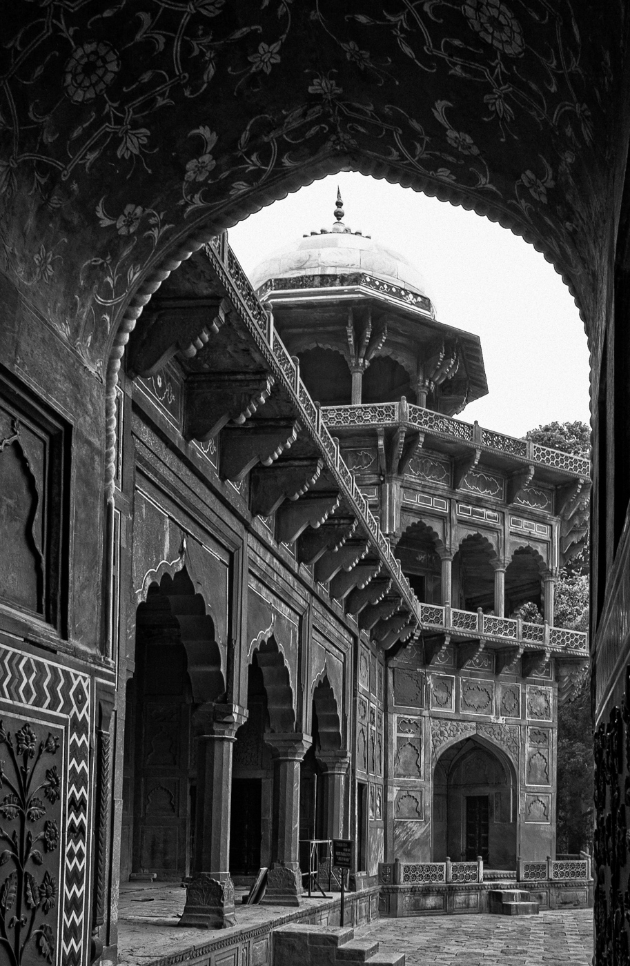 Looking_through_a_doorway_at_the_Minaret_of_the_Guest_House_at_the_Taj_Mahal.jpg