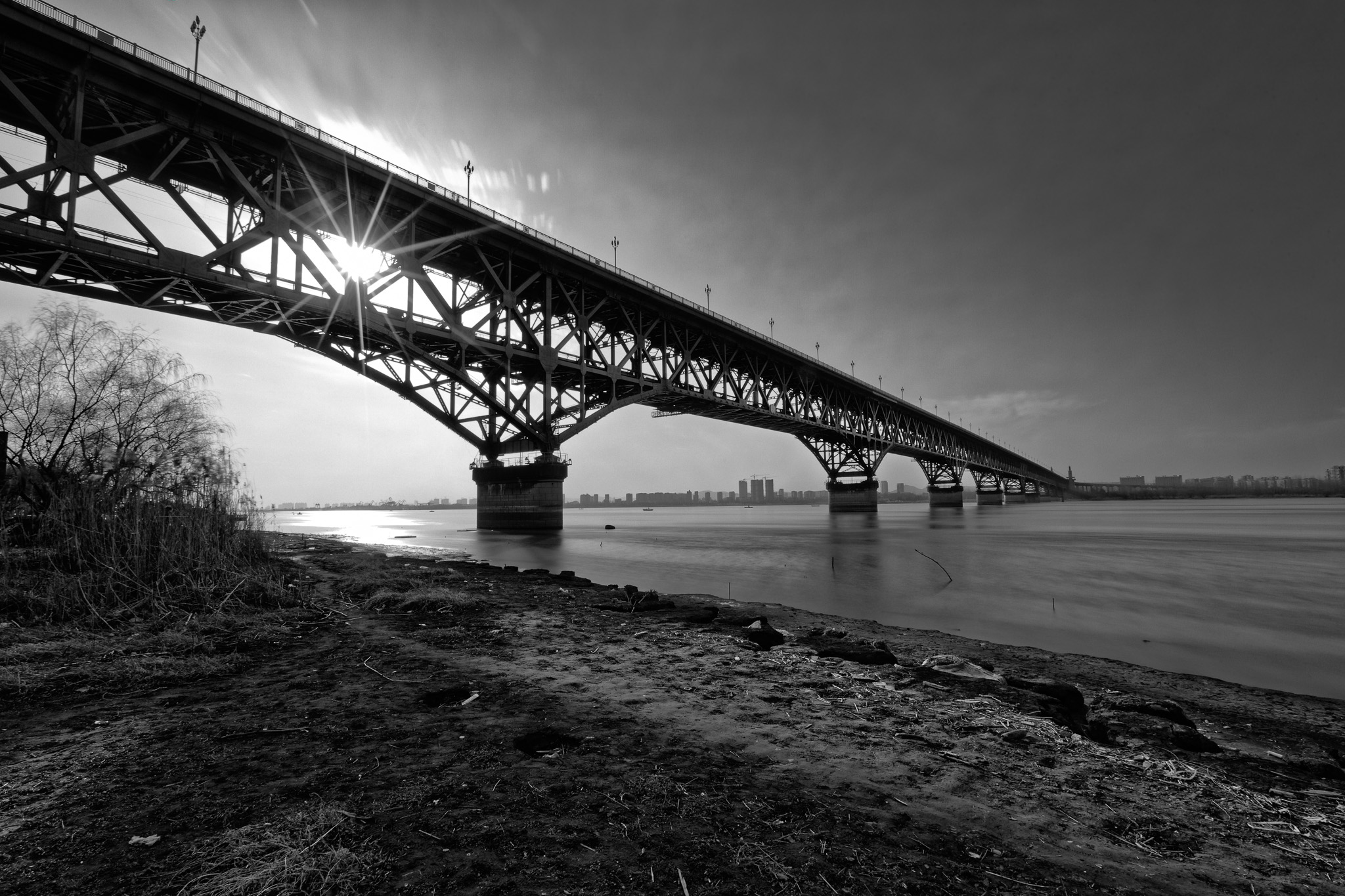 Nanjing_Yangtze_River_Bridge_Sihlouette_A.jpg