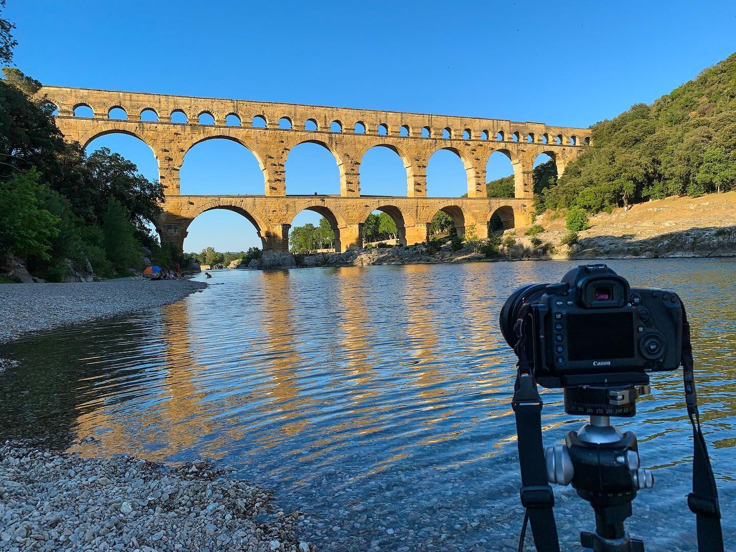 Pont du Gard at sunset, made it just in time! #instadaily #artofvisuals #aov #expatlife #expatgenius #travelphotography #france #travelgram #instamood #moodygrams #europe #agameoftones #ruins #travel #nofilter #pontdugard #southoffrance #sunset