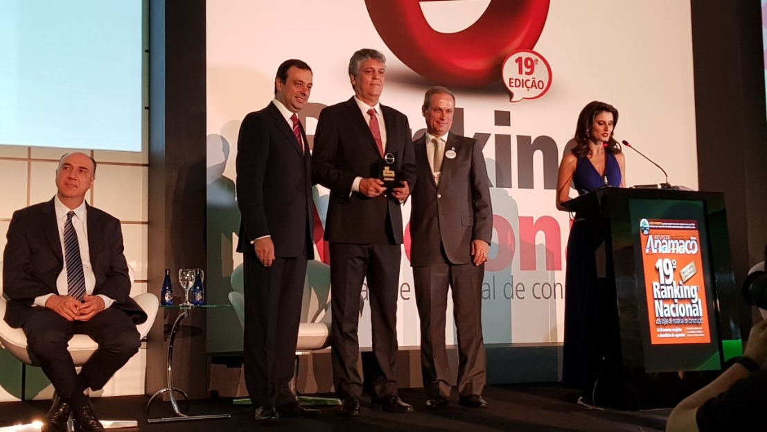 Da esquerda para a direita: Marcos Atchabahian, Robson Munhoz, Wilson Junior, Edvar Lopes e Carol Nogueira. Wilson Junior, da Nova Casa, recebe o troféu de Robson Munhoz, vice-presidente de operações da América Latina da Neogrid e de Edvar Lopes, diretor comercial da editora Grau 10.