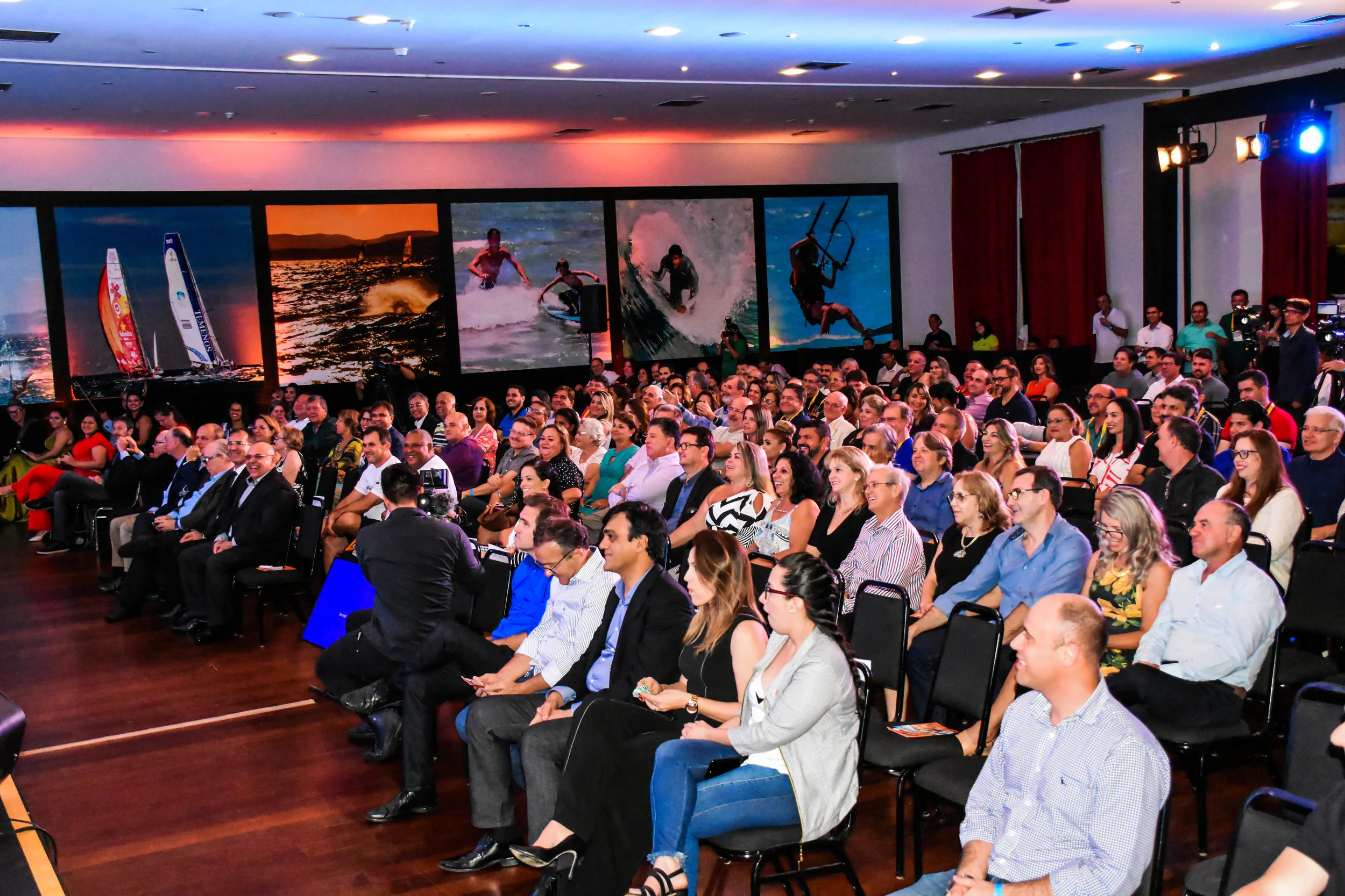      

 
    A Rede G8 reunida como nunca antes na sua história   A primeira reunião da Rede G8 expandida aconteceu entre os dias 17 a 20 de maio, data do Encontro ACOMAC, no Ceará. A feira nacional de comerciantes de material de construção foi apoia